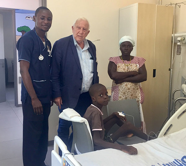 Le Pr Alain Deloche au Sénégal Le Pr Alain Deloche au Sénégal