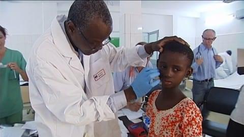 Consultation d'Assetou, Mission octobre 2014 Assetou est consultée par le Dr Zwetyenga avant son opération du visage