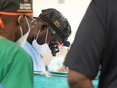 Le Dr Adama Sawadogo lors d'une opération au CHU de Tengandogo