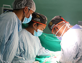 Des chirurgiens lors d'une opération du coeur à Madagascar