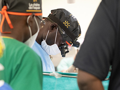 Des chirurgiens en train d'opérer au Burkina Faso