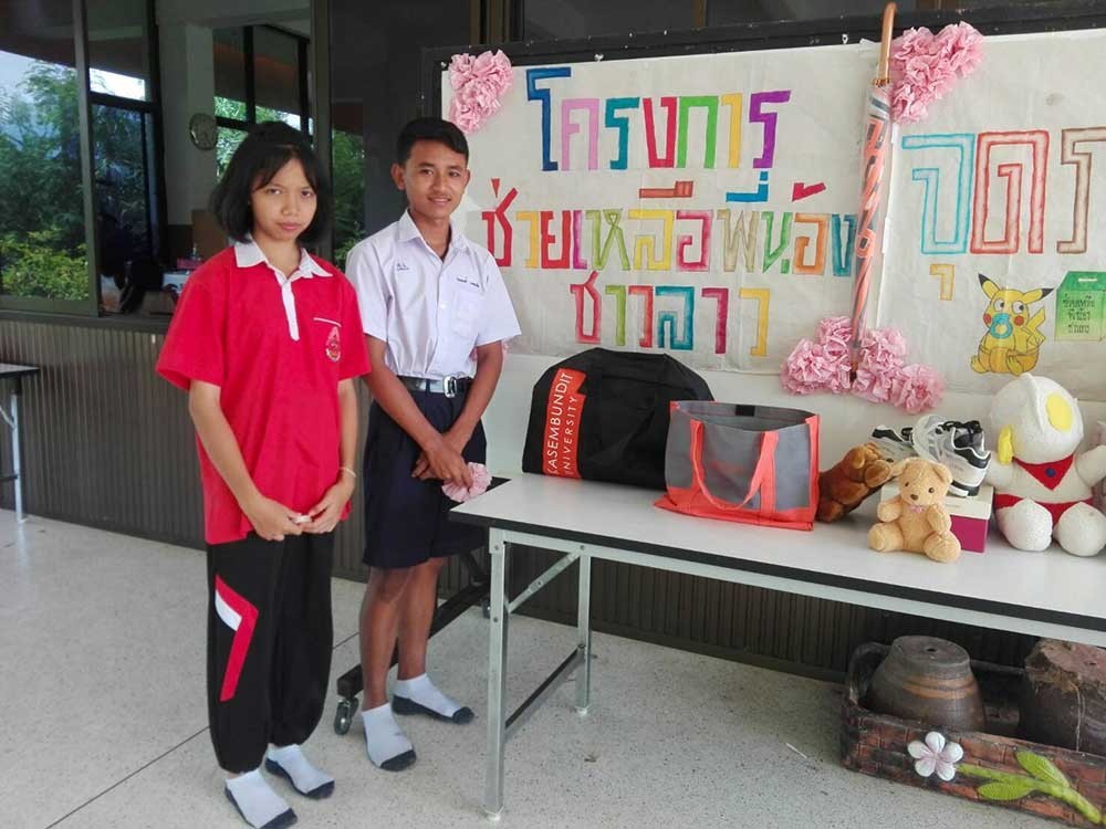 Thai schoolchildren mobilising for Laos