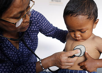 Consultation médicale d'un enfant à Madagascar
