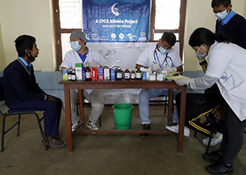 Lors d'une consultation médicale au Népal