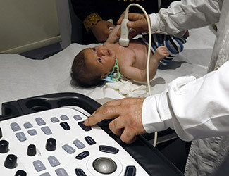 Échographie cardiaque réalisée au bénéfice d'un enfant au Liban