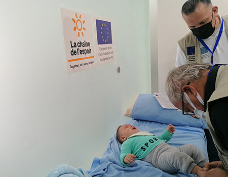 Consultation d'un nourrisson lors d'une mission orthopédique en Jordanie