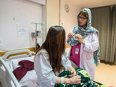 À Kaboul, échange entre une sage-femme et sa patiente