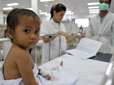 Un enfant à l'hôpital entouré de soignants