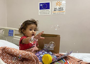 En Jordanie, enfant s'amusant lors de son hospitalisation