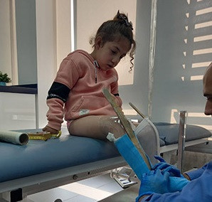Une enfant prise en charge lors d'une consultation médicale orthopédique