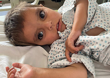Enfant malade à l'hôpital en Afghanistan