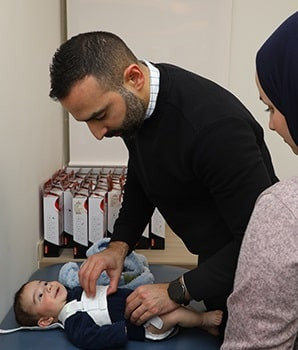 En Jordanie, consultation médicale d'un enfant souffrant d'une pathologie orthopédique