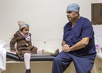 Enfant réfugié souffrant d'une pathologie orthopédique