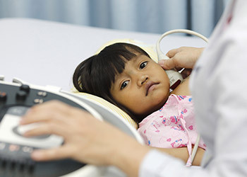 Enfant lors d'une consultation médicale en Asie