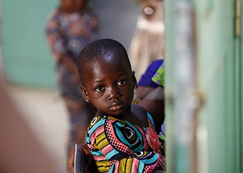 Enfant lors d'un rendez-vous médical en Afrique