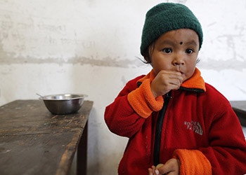 Au Népal, un enfant en train de manger