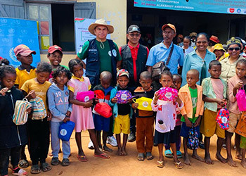 Des enfants lors de la distribution de kits d'hygiène bucco-dentaire à Madagascar