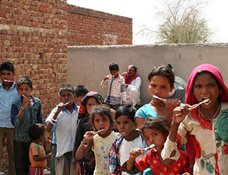Des enfants en train de se brosser les dents en Inde