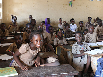 Des enfants se trouvant à l'école au Togo