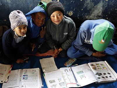 Des enfants suivent des activités scolaires et périscolaires au Népal