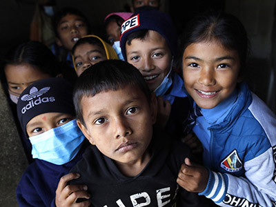Des enfants bénéficiaires du programme de santé de La Chaîne de l'Espoir au Népal