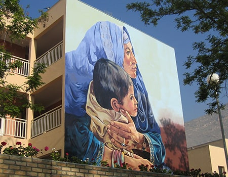 La façade peinte de l’Institut Médical Français pour la Mère et l’Enfant (IMFE)