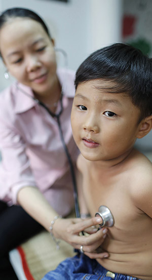 Enfant lors d'une consultation médicale au Vietnam