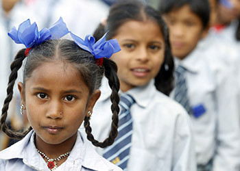 Au Népal, des filles à l'école