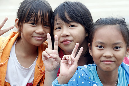 3 filles faisant le V de la victoire au Vietnam