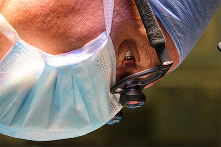 medecin-chirurgien-lunettes-operation-jordanie