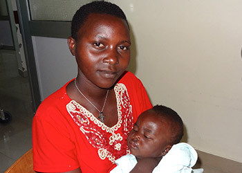 Une mère et son enfant après une opération chirurgicale