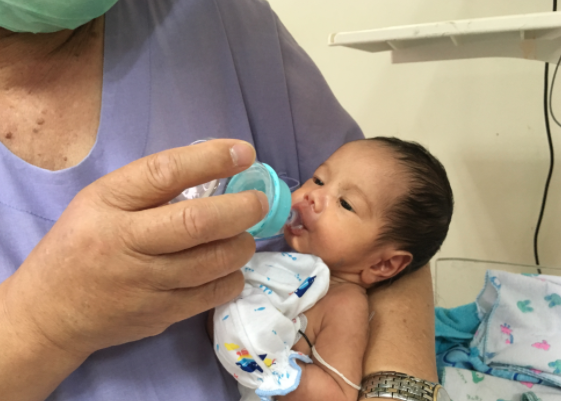 Bébé opéré au Laos