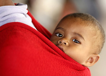 Un nourrisson en attente d'une consultation médicale à Madagascar
