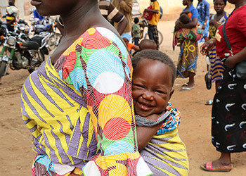 Un nourrisson lors d'une mission itinérante de La Chaîne de l'Espoir au Togo