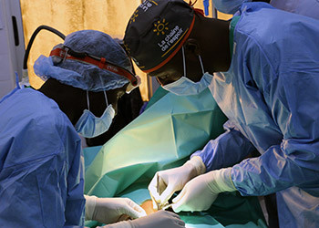 Opération chirurgicale se déroulant dans le cadre d'une mission itinérante de La Chaîne de l'Espoir au Togo
