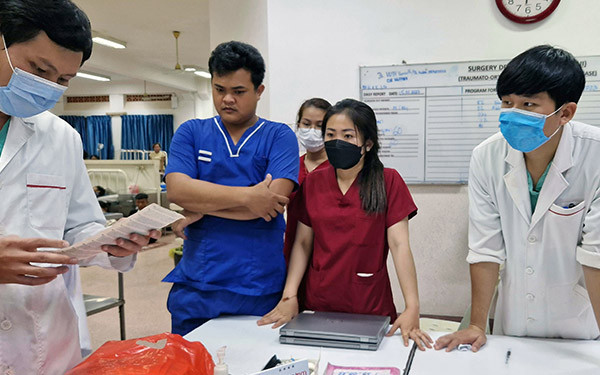 Réunion d'une équipe médicale au Cambodge