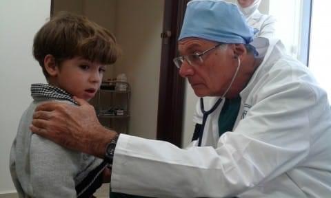 Jordanie - 11/10/201 5 Le docteur sylvain chauvaud consulte un enfant cardiaque