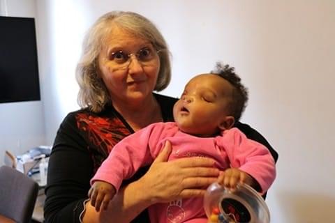 Esther après son opération en France