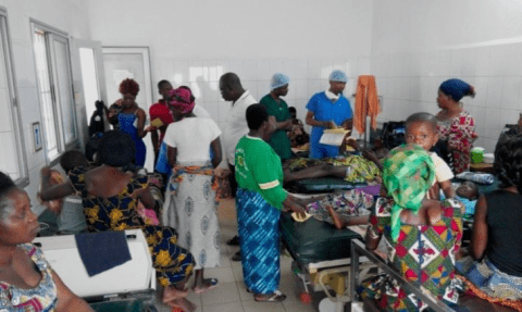 Salle de consultation d'une mission foraine de La Chaîne de l'Espoir au Togo