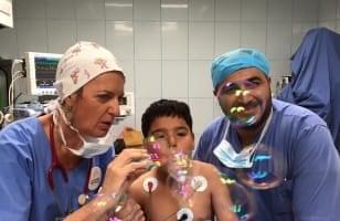 Anesthésistes faisant des bulles pour un enfant