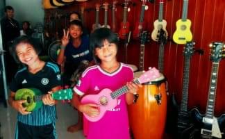 first music lesson for thai schoolchildren