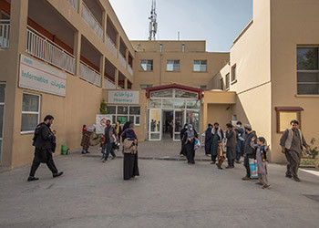 À l'extérieur de l’Institut Médical Français pour la Mère et l'Enfant de Kaboul