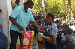 distribution-denrees-alimentaires-covid-19-haiti Mariela, opérée à cœur ouvert à Madagascar