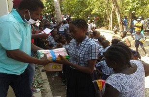 distribution-denrees-alimentaires-covid-haiti Mariela, opérée à cœur ouvert à Madagascar
