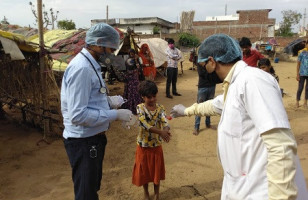 distribution-gel-hydroalcoolique-covid-inde Mariela, opérée à cœur ouvert à Madagascar