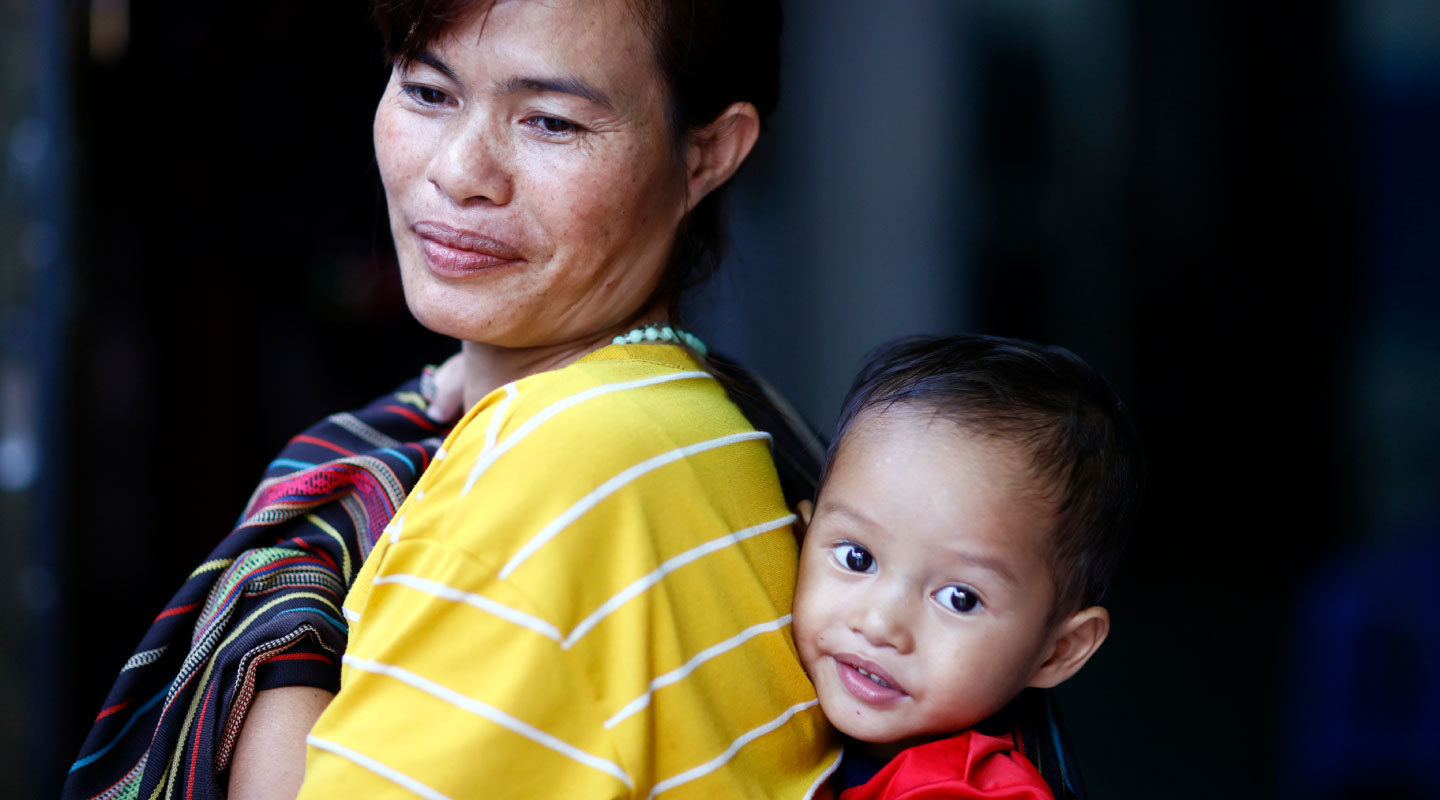 A mother with her daughter at the IMFE in Kabul