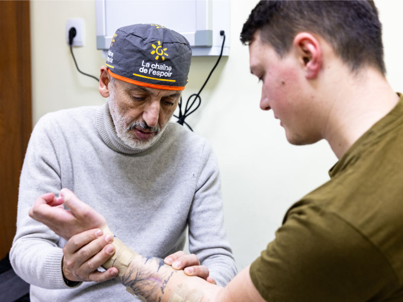 Dr Romano osculte un patient durant une mission en Ukraine - 2025