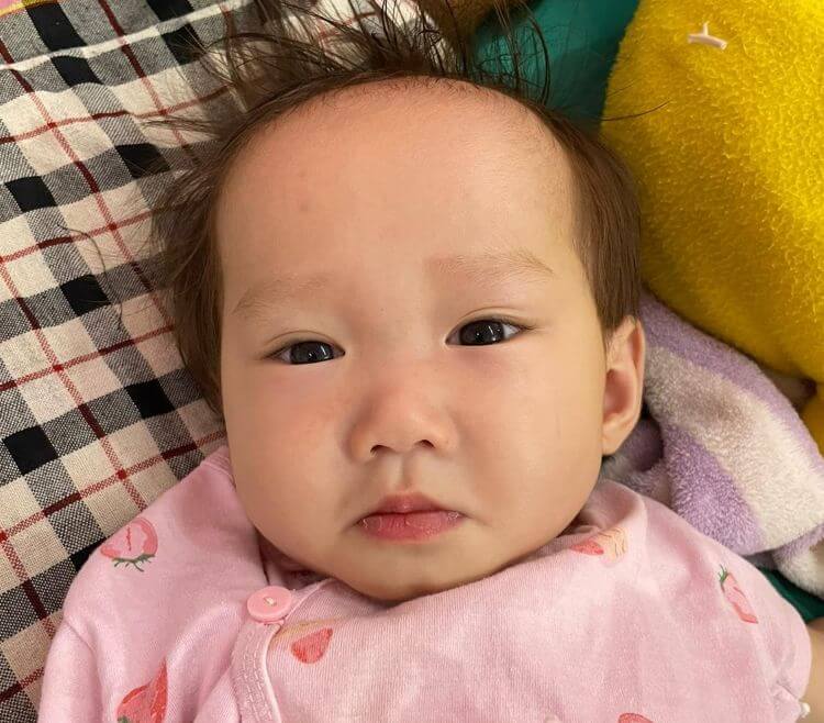 Au Laos, la petite Vannaly, âgée d’à peine un an, voit sa vie menacée.
