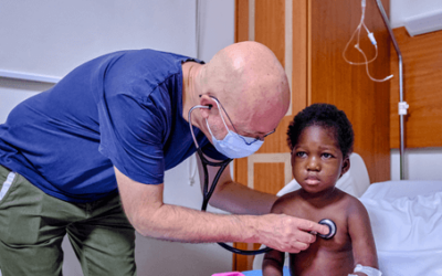 Une petite fille après son opération d'une sténose caustique de l'œsophage en Côte d'Ivoire
