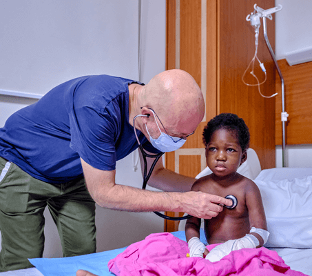 Une petite fille après son opération d'une sténose caustique de l'œsophage en Côte d'Ivoire